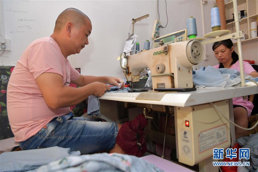 （走向我們的小康生活&middot;圖文互動(dòng)）（1）&ldquo;一件衣裳&rdquo;，藏著脫貧致富新天地