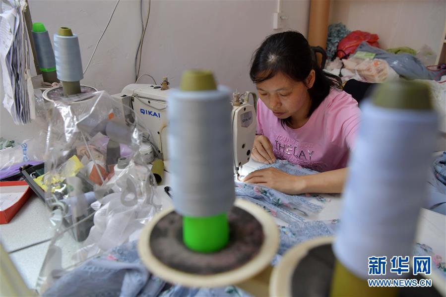 （走向我們的小康生活&middot;圖文互動(dòng)）（2）&ldquo;一件衣裳&rdquo;，藏著脫貧致富新天地