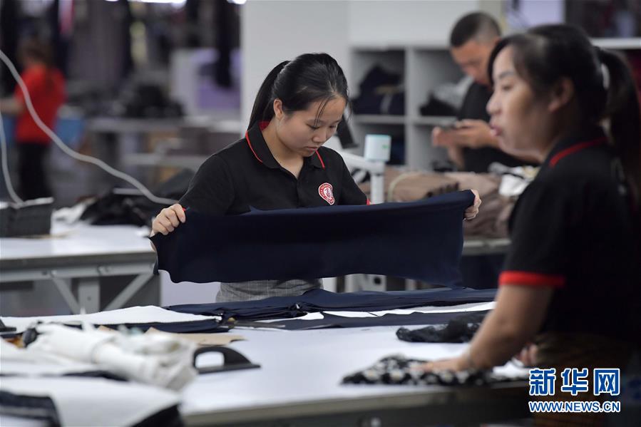 （走向我們的小康生活&middot;圖文互動(dòng)）（3）&ldquo;一件衣裳&rdquo;，藏著脫貧致富新天地