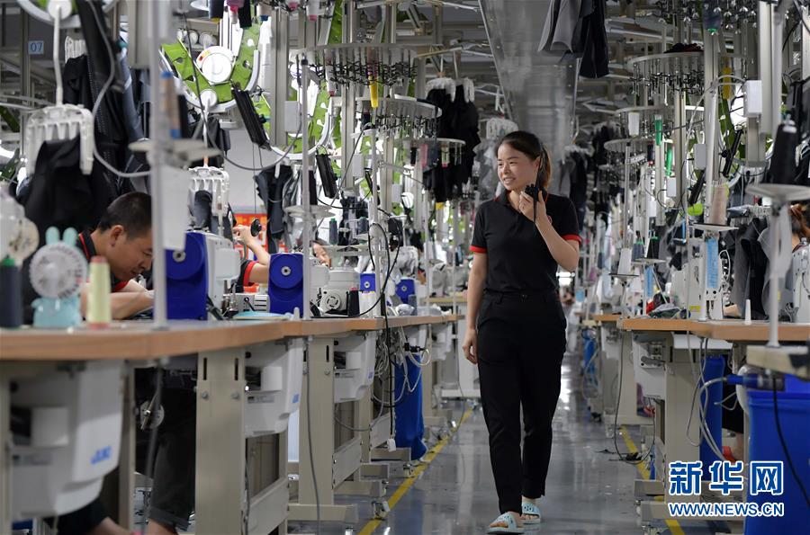 （走向我們的小康生活&middot;圖文互動(dòng)）（5）&ldquo;一件衣裳&rdquo;，藏著脫貧致富新天地