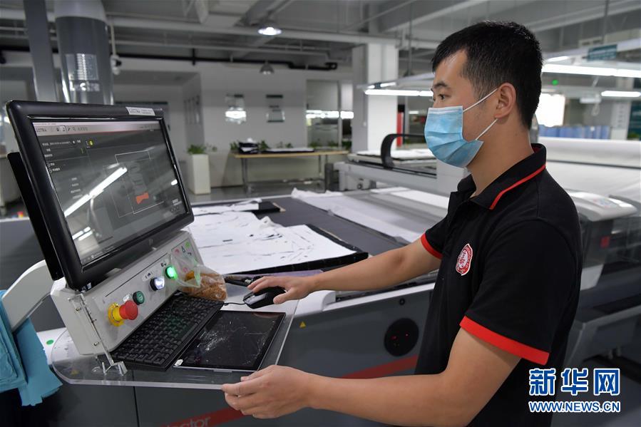 （走向我們的小康生活&middot;圖文互動(dòng)）（6）&ldquo;一件衣裳&rdquo;，藏著脫貧致富新天地