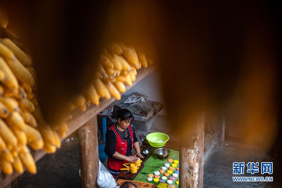 （新華全媒頭條&middot;決戰(zhàn)決勝脫貧攻堅&middot;督戰(zhàn)未摘帽貧困縣&middot;圖文互動）（9）脫貧的歌聲&mdash;&mdash;云南直過民族和人口較少民族共入新時代