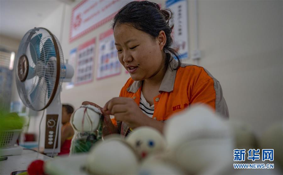 （新華全媒頭條&middot;決戰(zhàn)決勝脫貧攻堅&middot;督戰(zhàn)未摘帽貧困縣&middot;圖文互動）（14）脫貧的歌聲&mdash;&mdash;云南直過民族和人口較少民族共入新時代