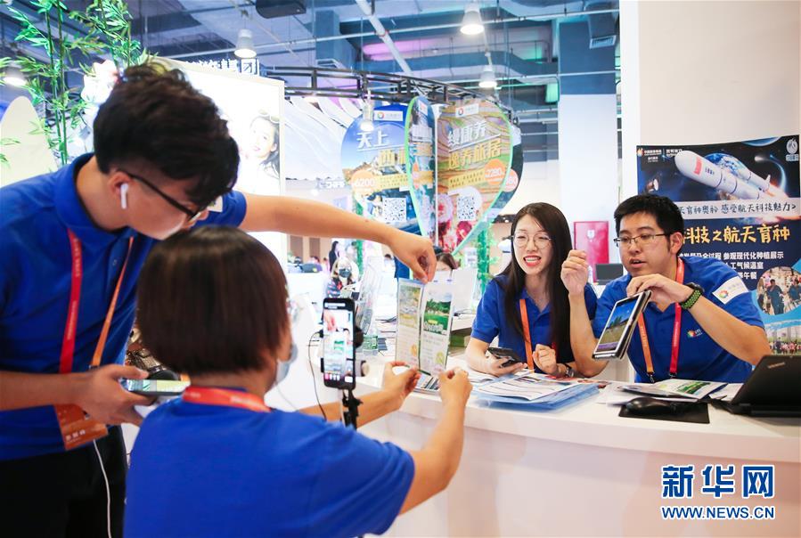 （新華全媒頭條&middot;圖文互動(dòng)）（12）奮斗結(jié)碩果，再寫新篇章&mdash;&mdash;寫在共和國(guó)71周年華誕之際