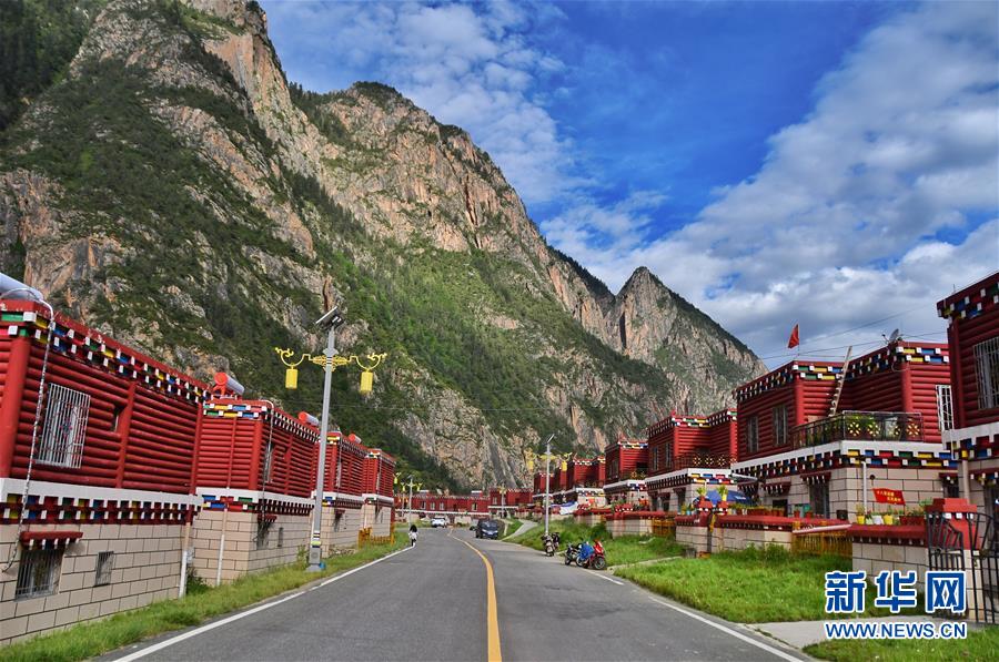 （新華全媒頭條&middot;圖文互動）（1）命運(yùn)的轉(zhuǎn)折&mdash;&mdash;寫在四川甘孜藏族自治州建州70年之際