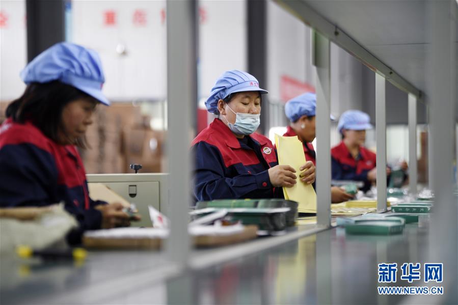 （在習(xí)近平新時(shí)代中國特色社會主義思想指引下&mdash;&mdash;新時(shí)代新作為新篇章&middot;習(xí)近平總書記關(guān)切事&middot;圖文互動）（1）&ldquo;綠色銀行&rdquo;發(fā)工資、&ldquo;股東&rdquo;分紅來敲門&hellip;&hellip;&mdash;&mdash;探索長效脫貧致富新機(jī)制見聞