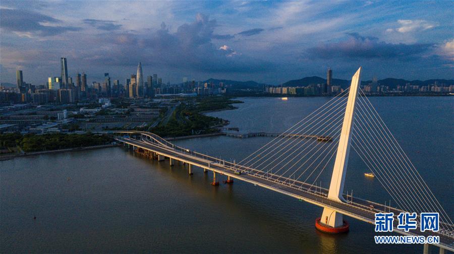 (在習(xí)近平新時(shí)代中國特色社會主義思想指引下——新時(shí)代新作為新篇章·習(xí)近平總書記關(guān)切事·圖文互動)(1)我家大門常打開——經(jīng)濟(jì)特區(qū)全方位對外開放故事