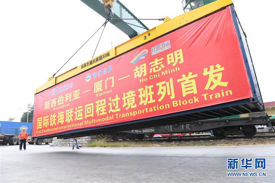 (在習(xí)近平新時(shí)代中國特色社會主義思想指引下——新時(shí)代新作為新篇章·習(xí)近平總書記關(guān)切事·圖文互動)(6)我家大門常打開——經(jīng)濟(jì)特區(qū)全方位對外開放故事