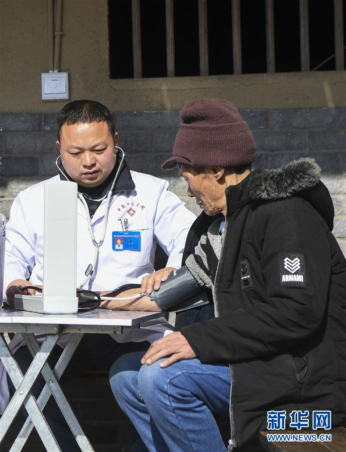 （習(xí)近平的小康故事&middot;新華網(wǎng)&middot;圖文互動(dòng)）（5）&ldquo;真正解決好基層群眾看病難、看病貴問(wèn)題&rdquo;&mdash;&mdash;習(xí)近平和群眾健康的故事