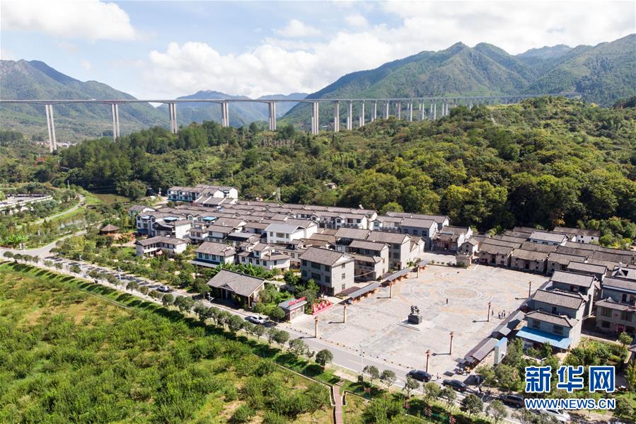 （習(xí)近平的小康故事&middot;新華網(wǎng)&middot;圖文互動(dòng)）（3）&ldquo;真正解決好基層群眾看病難、看病貴問(wèn)題&rdquo;&mdash;&mdash;習(xí)近平和群眾健康的故事