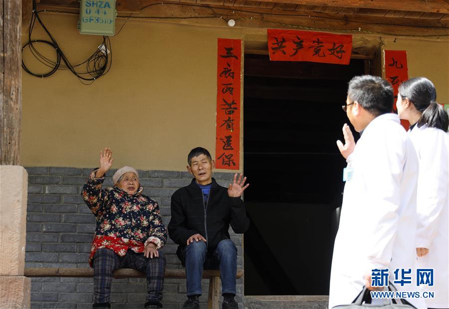 （習(xí)近平的小康故事&middot;新華網(wǎng)&middot;圖文互動(dòng)）（6）&ldquo;真正解決好基層群眾看病難、看病貴問(wèn)題&rdquo;&mdash;&mdash;習(xí)近平和群眾健康的故事