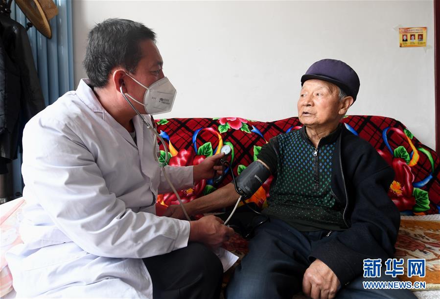 （習(xí)近平的小康故事&middot;新華網(wǎng)&middot;圖文互動(dòng)）（2）&ldquo;真正解決好基層群眾看病難、看病貴問(wèn)題&rdquo;&mdash;&mdash;習(xí)近平和群眾健康的故事