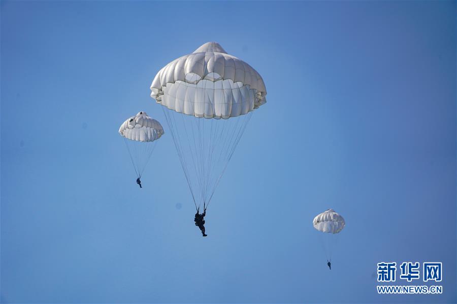 （在習(xí)近平強軍思想指引下&middot;我們在戰(zhàn)位報告&middot;圖文互動）（2）朵朵傘花綻放，勝戰(zhàn)精兵天降&mdash;&mdash;空降兵部隊某旅教導(dǎo)員余海龍帶領(lǐng)官兵傳承黃繼光精神記事