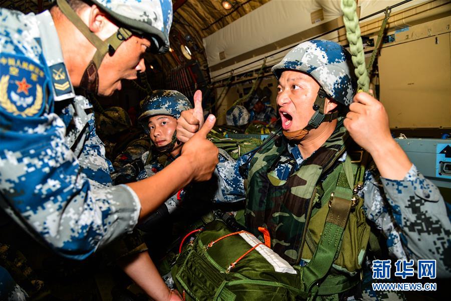 （在習(xí)近平強軍思想指引下&middot;我們在戰(zhàn)位報告&middot;圖文互動）（3）朵朵傘花綻放，勝戰(zhàn)精兵天降&mdash;&mdash;空降兵部隊某旅教導(dǎo)員余海龍帶領(lǐng)官兵傳承黃繼光精神記事