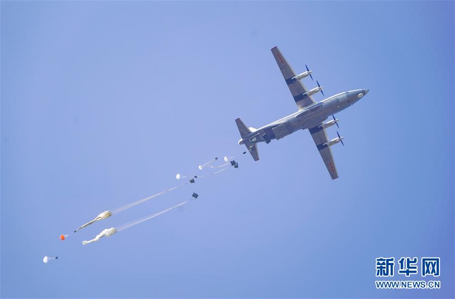 （在習(xí)近平強軍思想指引下&middot;我們在戰(zhàn)位報告&middot;圖文互動）（4）朵朵傘花綻放，勝戰(zhàn)精兵天降&mdash;&mdash;空降兵部隊某旅教導(dǎo)員余海龍帶領(lǐng)官兵傳承黃繼光精神記事