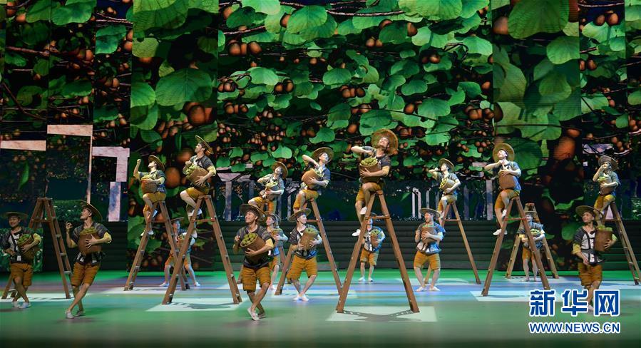 (圖文互動)(4)歌舞劇《大地頌歌》首次進京演出 講述十八洞村精準(zhǔn)扶貧故事