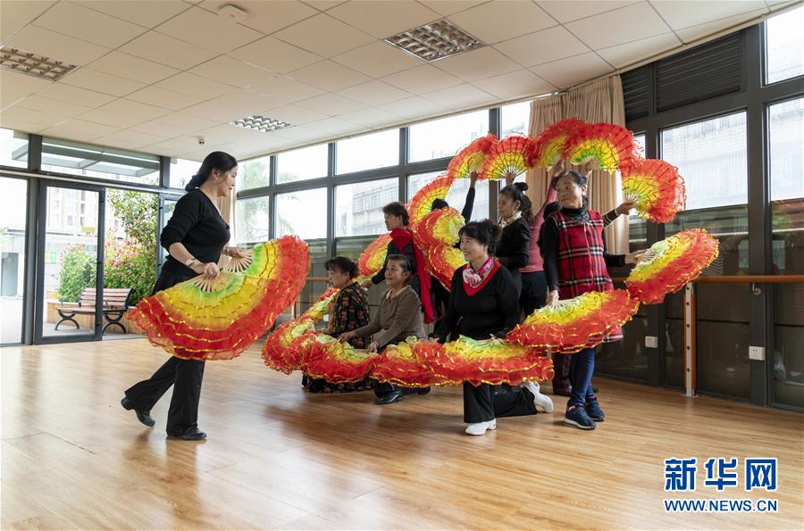 (五中全會精神在基層·圖文互動)(2)許你一個暖暖的“人生秋天”——看“春城”這座小樓如何盤活養(yǎng)老事業(yè)