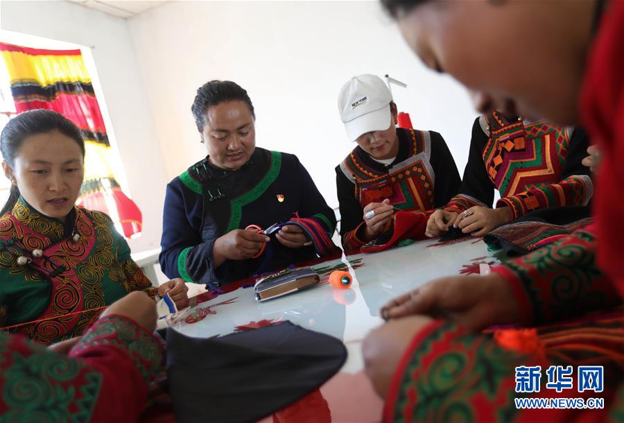 （代表委員履職）（8）全國(guó)人大代表吉克石烏：創(chuàng)建&ldquo;四好&rdquo;挑起脫貧大梁