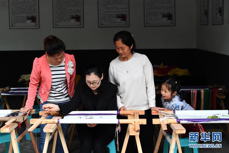 （兩會人物&middot;圖文互動）（1）帶娃、賺錢兩不誤&mdash;&mdash;一位農(nóng)民工代表眼中的脫貧新工作