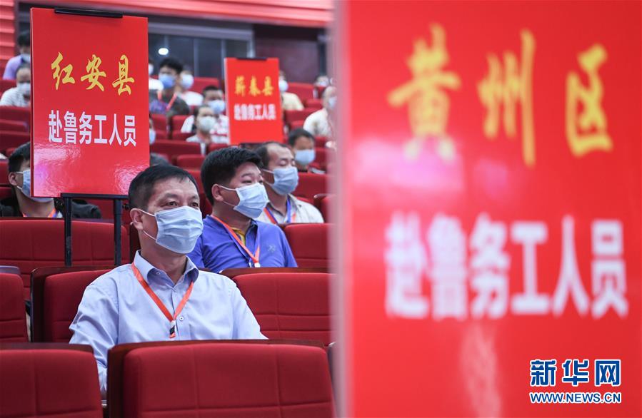 （兩會&middot;熱點畫報）（15）代表委員建言統(tǒng)籌做好經(jīng)濟社會發(fā)展工作