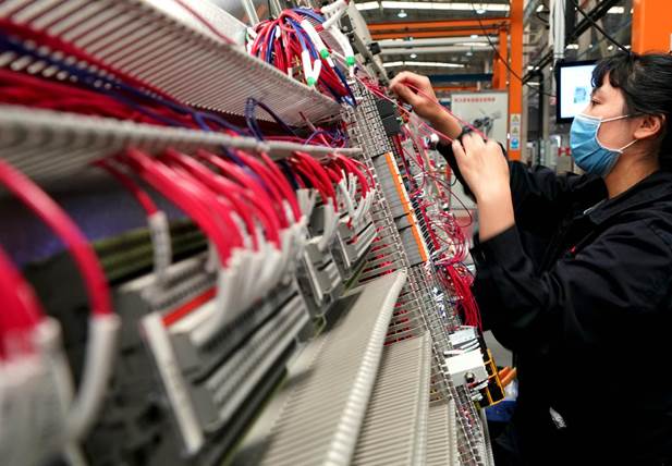 4月21日，在位于河南省許昌市的許繼電氣股份有限公司內(nèi)，工作人員在生產(chǎn)線上作業(yè)。新華社記者李安攝