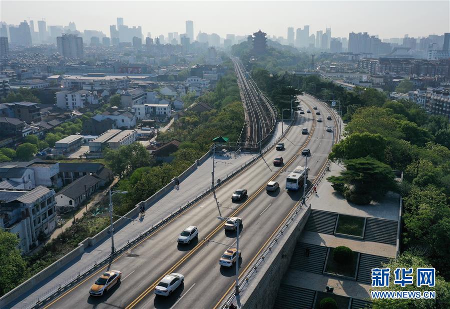 （新華全媒頭條&middot;圖文互動）（13）從人民中汲取磅礴力量&mdash;&mdash;習近平總書記同出席2020年全國兩會人大代表、政協(xié)委員共商國是紀實