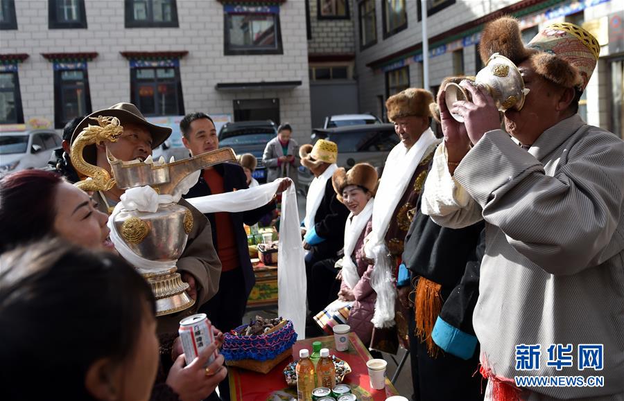 （兩會(huì)前夕看落實(shí)&middot;圖文互動(dòng)）（4）格?；ㄩ_ 幸福路寬&mdash;&mdash;西藏落實(shí)習(xí)近平總書記全國兩會(huì)重要講話精神紀(jì)實(shí)