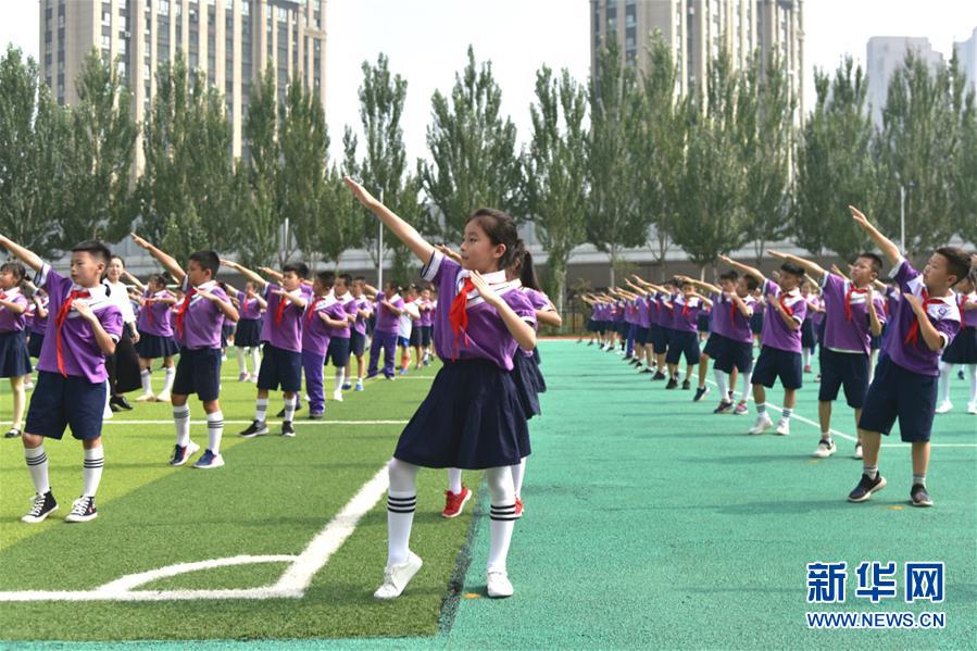 （體育&middot;圖文互動(dòng)）（1）（在習(xí)近平新時(shí)代中國特色社會(huì)主義思想指引下&mdash;&mdash;新時(shí)代新作為新篇章&middot;總書記關(guān)心的百姓身邊事）奔跑吧，少年！&mdash;&mdash;體育讓孩子們插上強(qiáng)壯的翅膀（配本社同題文字稿）