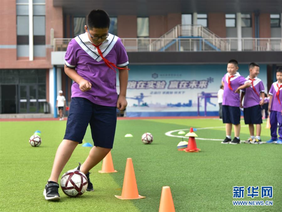 （體育&middot;圖文互動(dòng)）（2）（在習(xí)近平新時(shí)代中國特色社會(huì)主義思想指引下&mdash;&mdash;新時(shí)代新作為新篇章&middot;總書記關(guān)心的百姓身邊事）奔跑吧，少年！&mdash;&mdash;體育讓孩子們插上強(qiáng)壯的翅膀（配本社同題文字稿）