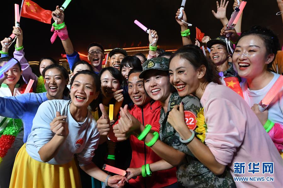 (新華全媒頭條·圖文互動)(9)彩云長在有新天——黨的十九大以來以習(xí)近平同志為核心的黨中央關(guān)心推進宣傳思想工作紀(jì)實