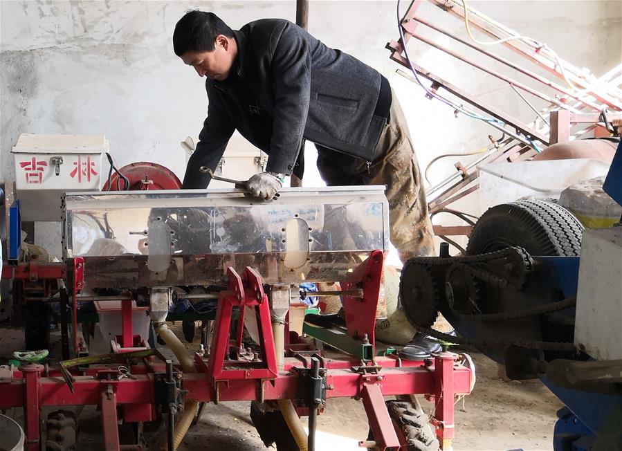 （在習(xí)近平新時(shí)代中國(guó)特色社會(huì)主義思想指引下&mdash;&mdash;新時(shí)代新作為新篇章&middot;習(xí)近平總書(shū)記關(guān)切事&middot;圖文互動(dòng)）（3）為農(nóng)田注入硬核生產(chǎn)力&mdash;&mdash;一些地方春耕中農(nóng)業(yè)科技創(chuàng)新掃描