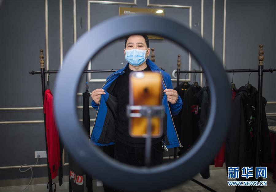 （在習(xí)近平新時(shí)代中國特色社會主義思想指引下&mdash;&mdash;新時(shí)代新作為新篇章&middot;習(xí)近平總書記關(guān)切事&middot;圖文互動(dòng)）（3）化&ldquo;危&rdquo;為&ldquo;機(jī)&rdquo;　念好&ldquo;新&rdquo;字訣&mdash;&mdash;各地產(chǎn)業(yè)發(fā)展&ldquo;新&rdquo;動(dòng)向掃描