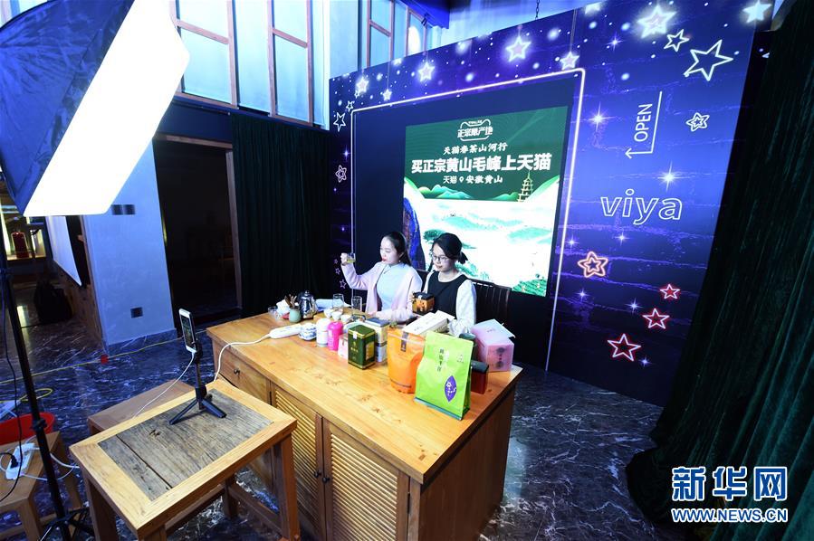 （在習(xí)近平新時(shí)代中國(guó)特色社會(huì)主義思想指引下&mdash;&mdash;新時(shí)代新作為新篇章&middot;習(xí)近平總書記關(guān)切事&middot;圖文互動(dòng)）（11）讓城市更聰明　讓經(jīng)濟(jì)更智慧&mdash;&mdash;各地加快形成數(shù)字新動(dòng)能促經(jīng)濟(jì)社會(huì)行穩(wěn)致遠(yuǎn)