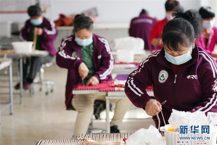 （在習(xí)近平新時(shí)代中國(guó)特色社會(huì)主義思想指引下&mdash;&mdash;新時(shí)代新作為新篇章&middot;習(xí)近平總書記關(guān)切事&middot;圖文互動(dòng)）（4）讓貧困勞動(dòng)力端穩(wěn)就業(yè)的&ldquo;飯碗&rdquo;&mdash;&mdash;各地就業(yè)扶貧不松勁鞏固脫貧成果