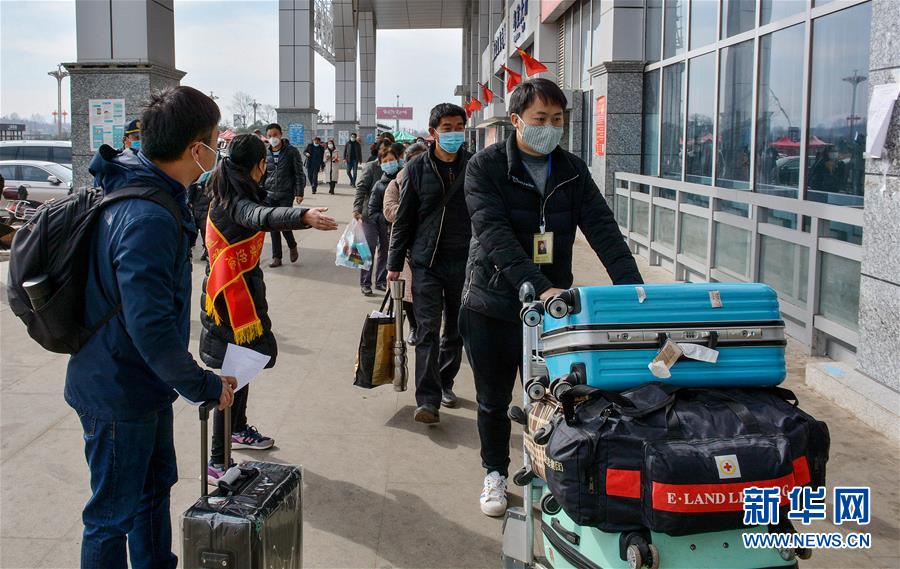 （在習(xí)近平新時(shí)代中國(guó)特色社會(huì)主義思想指引下&mdash;&mdash;新時(shí)代新作為新篇章&middot;習(xí)近平總書記關(guān)切事&middot;圖文互動(dòng)）（3）讓貧困勞動(dòng)力端穩(wěn)就業(yè)的&ldquo;飯碗&rdquo;&mdash;&mdash;各地就業(yè)扶貧不松勁鞏固脫貧成果