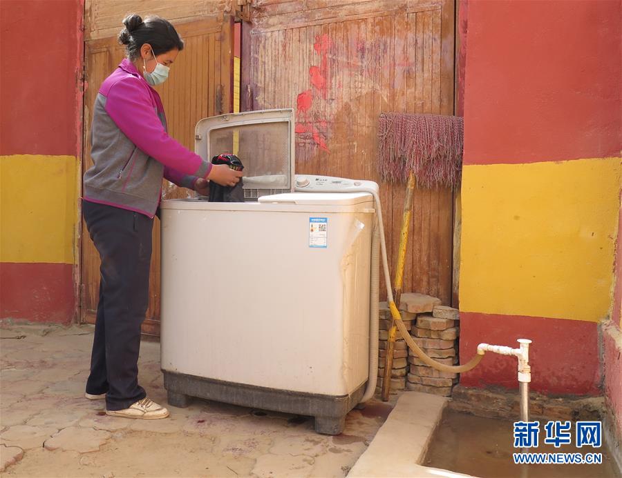 （新華全媒頭條&middot;圖文互動(dòng)）（10）春天里的5個(gè)&ldquo;戰(zhàn)貧&rdquo;瞬間&mdash;&mdash;習(xí)近平總書(shū)記關(guān)于脫貧攻堅(jiān)決策部署指引攻克最后的深貧堡壘