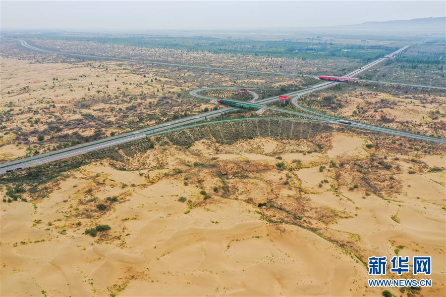 （在習(xí)近平新時代中國特色社會主義思想指引下&mdash;&mdash;新時代新作為新篇章&middot;習(xí)近平總書記關(guān)切事&middot;圖文互動）（11）綠意，在黃沙中鋪展&mdash;&mdash;我國防沙治沙紀(jì)實(shí)