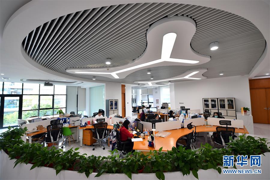 (在習(xí)近平新時(shí)代中國(guó)特色社會(huì)主義思想指引下——新時(shí)代新作為新篇章·習(xí)近平總書記關(guān)切事·圖文互動(dòng))(4)我家大門常打開(kāi)——經(jīng)濟(jì)特區(qū)全方位對(duì)外開(kāi)放故事