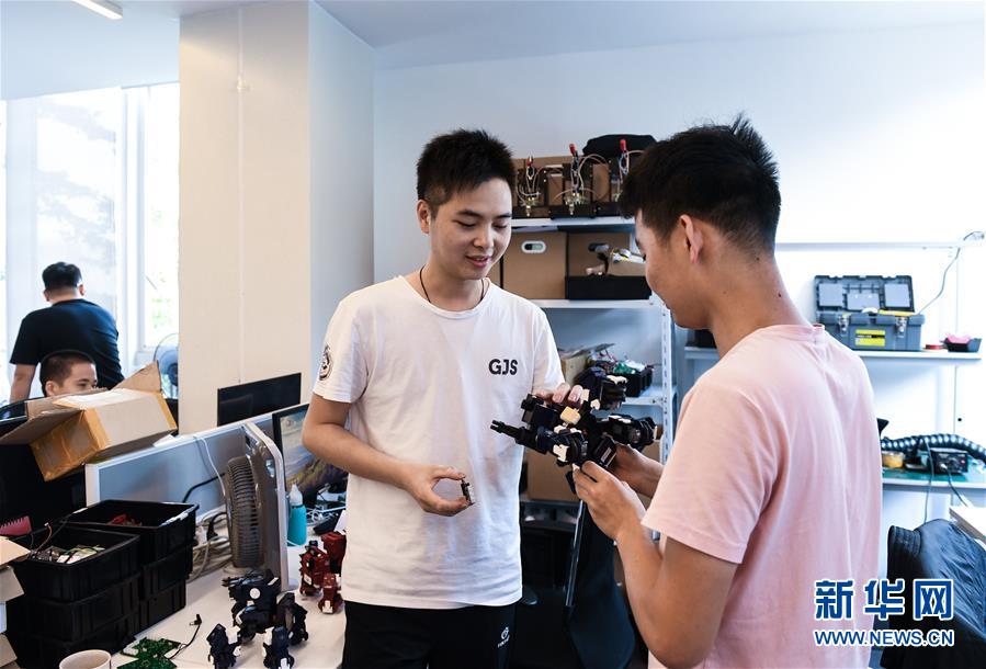 (在習(xí)近平新時(shí)代中國(guó)特色社會(huì)主義思想指引下——新時(shí)代新作為新篇章·習(xí)近平總書記關(guān)切事·圖文互動(dòng))(8)我家大門常打開(kāi)——經(jīng)濟(jì)特區(qū)全方位對(duì)外開(kāi)放故事