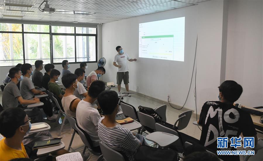 (在習(xí)近平新時(shí)代中國(guó)特色社會(huì)主義思想指引下——新時(shí)代新作為新篇章·習(xí)近平總書記關(guān)切事·圖文互動(dòng))(9)我家大門常打開(kāi)——經(jīng)濟(jì)特區(qū)全方位對(duì)外開(kāi)放故事