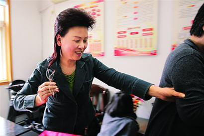 梁慧麗自己帶頭干，身邊人從跟著干到搶著干