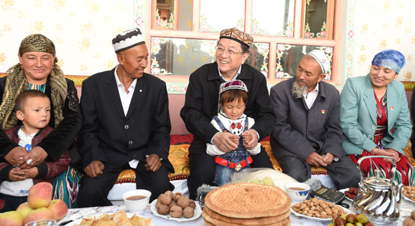 俞正聲率中央代表團(tuán)赴莎車(chē)縣慰問(wèn)考察