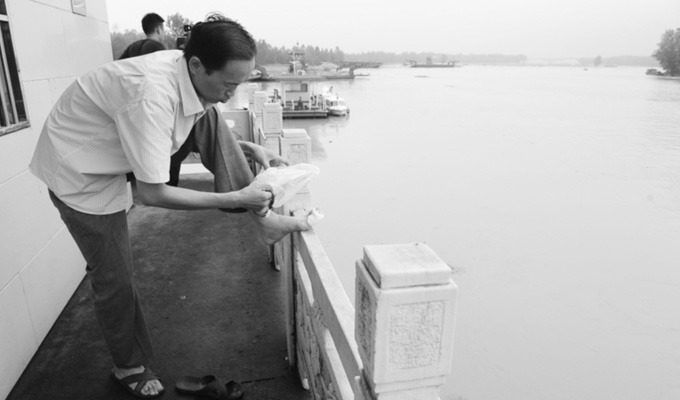 小身板有大力量，拖著腳傷跑新聞