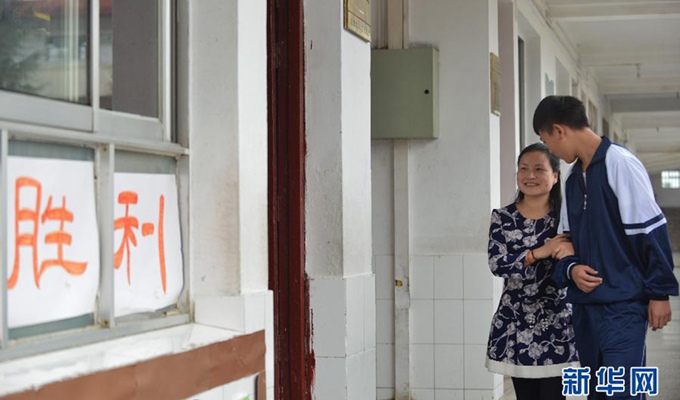 劉芳在學(xué)生協(xié)助下，前去上課