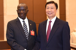 李源潮會(huì)見烏干達(dá)副總統(tǒng)愛德華&middot;塞坎迪