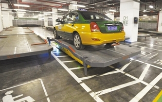 機(jī)器人為司機(jī)&ldquo;自動(dòng)泊車&rdquo;