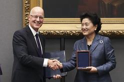 劉延?xùn)|被授予紐約大學(xué)&ldquo;校長獎?wù)?rdquo;