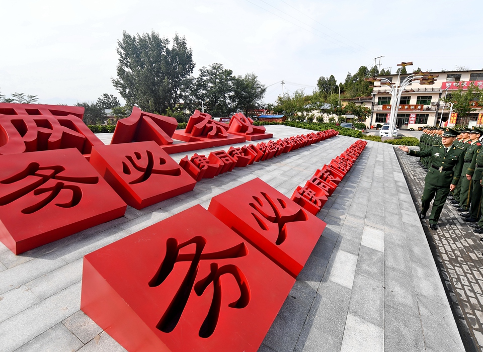 全面從嚴(yán)治黨，以更高能力和水平引領(lǐng)新時代