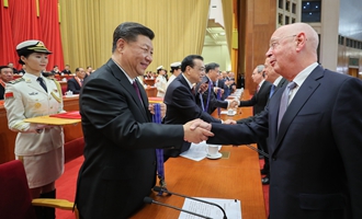 習(xí)近平等為獲得中國改革友誼獎(jiǎng)?wù)氯藛T代表頒獎(jiǎng)