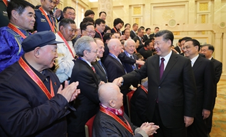 慶祝大會結(jié)束后，習(xí)近平等會見受表彰人員及親屬代表